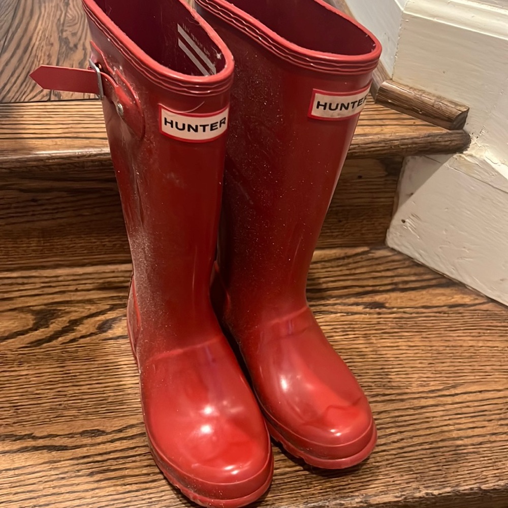 Kids size youth 1 Hunter tall rain boots.